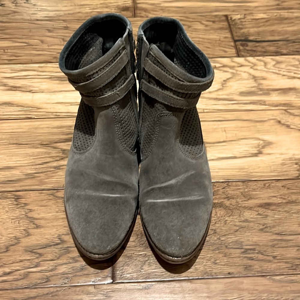 Seychelles size 8 grey bootie